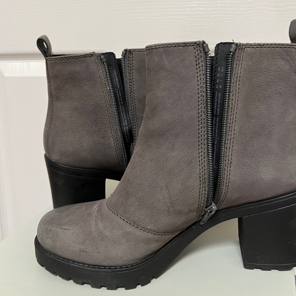 Vagabond Heeled Chelsea Boots - Picture 4 of 5